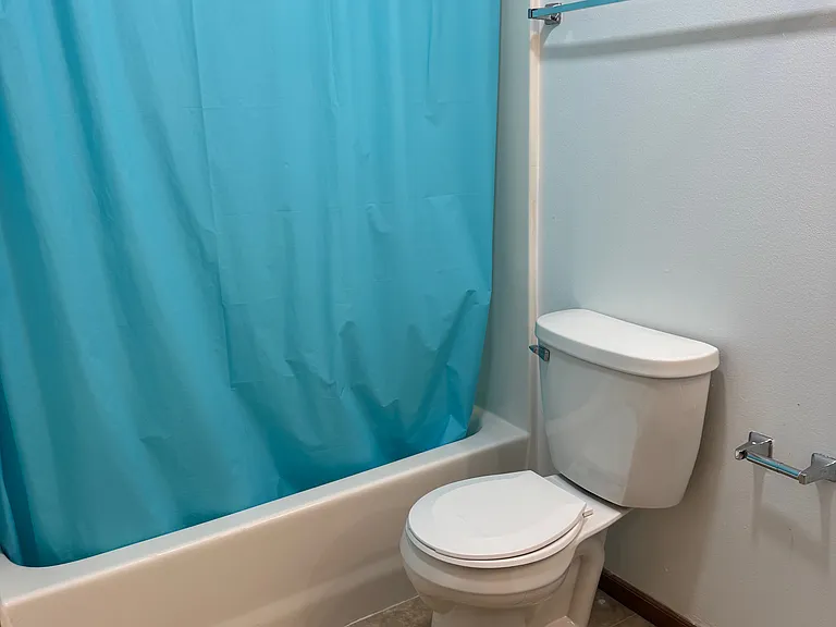 Bathroom w/ shower/tub
