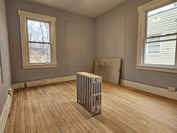 3rd image of 144 Ball St Floor 2