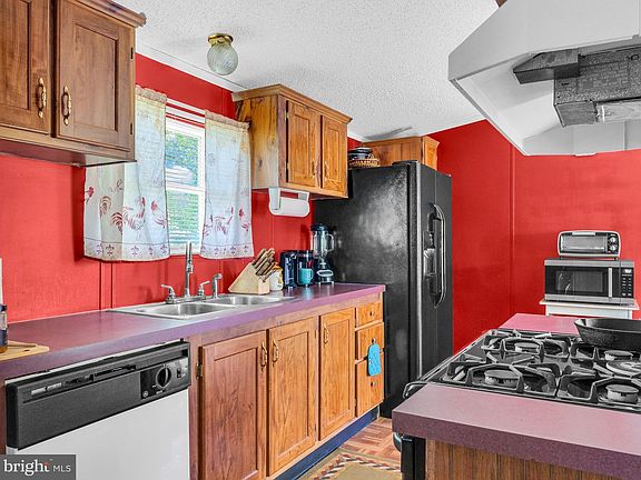 4th image of 356 Maple St