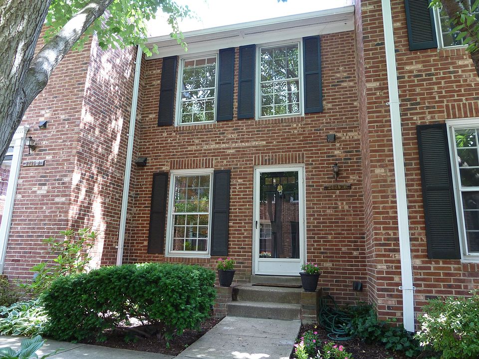 3 Level Colonial Town Home