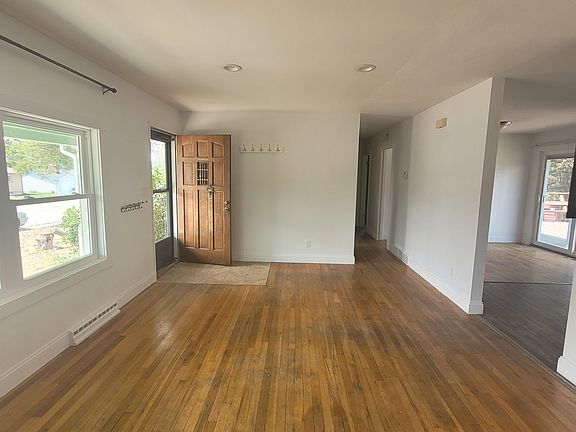5th image of 624 W 6th St