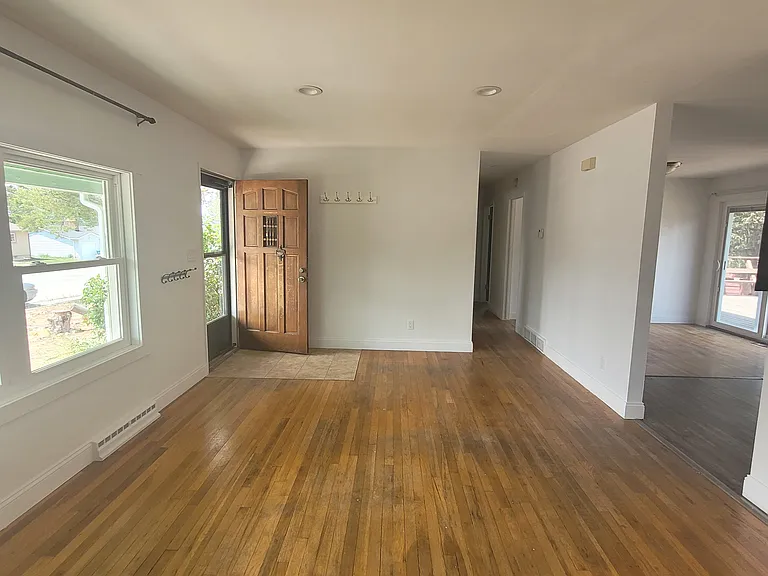 624 W 6th St — Photo 5