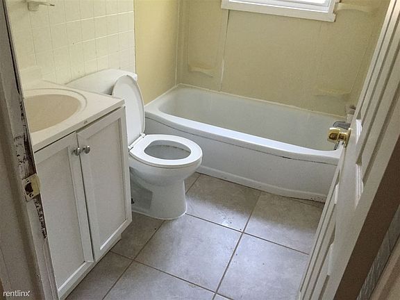 1225 Colonial bathroom
