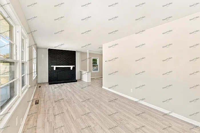 3 bed, 1.0 bath, 990 sqft, $1,065 — Photo 4