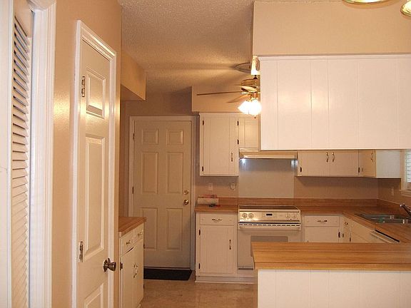 Kitchen w/ large pantry