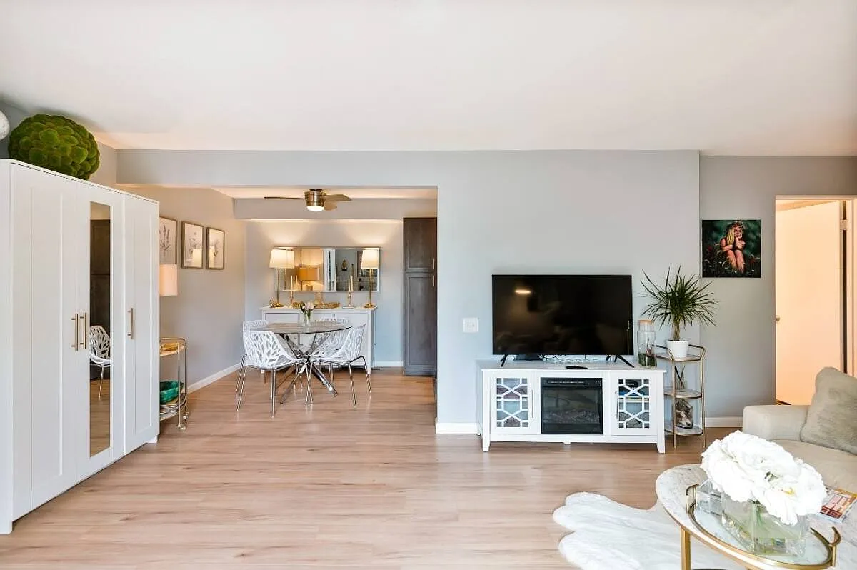 2 bed, 1.5 bath, 858 sqft, $1,600 — Photo 3
