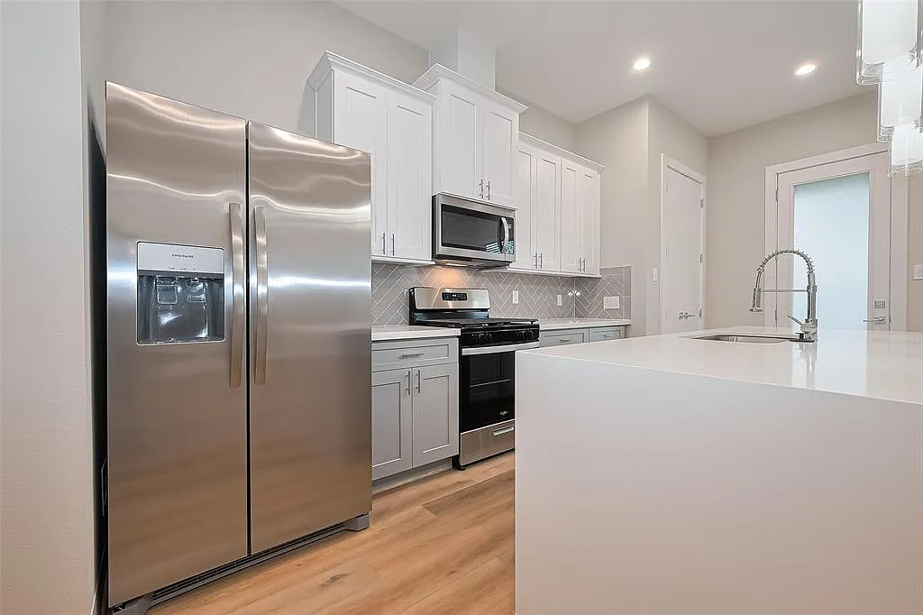 8113 Esther Acres Ln — Photo 4