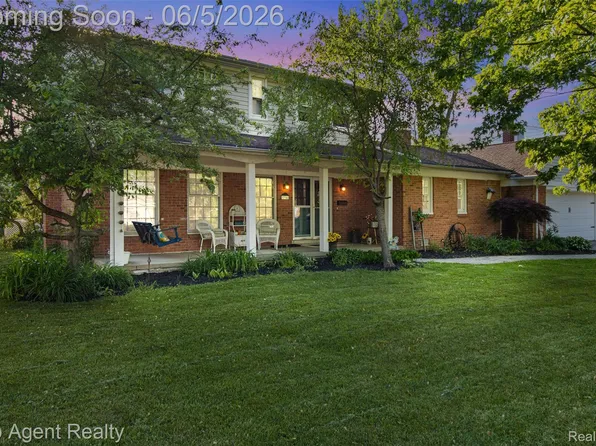 32341 Woody Rd, Fraser, MI 48026