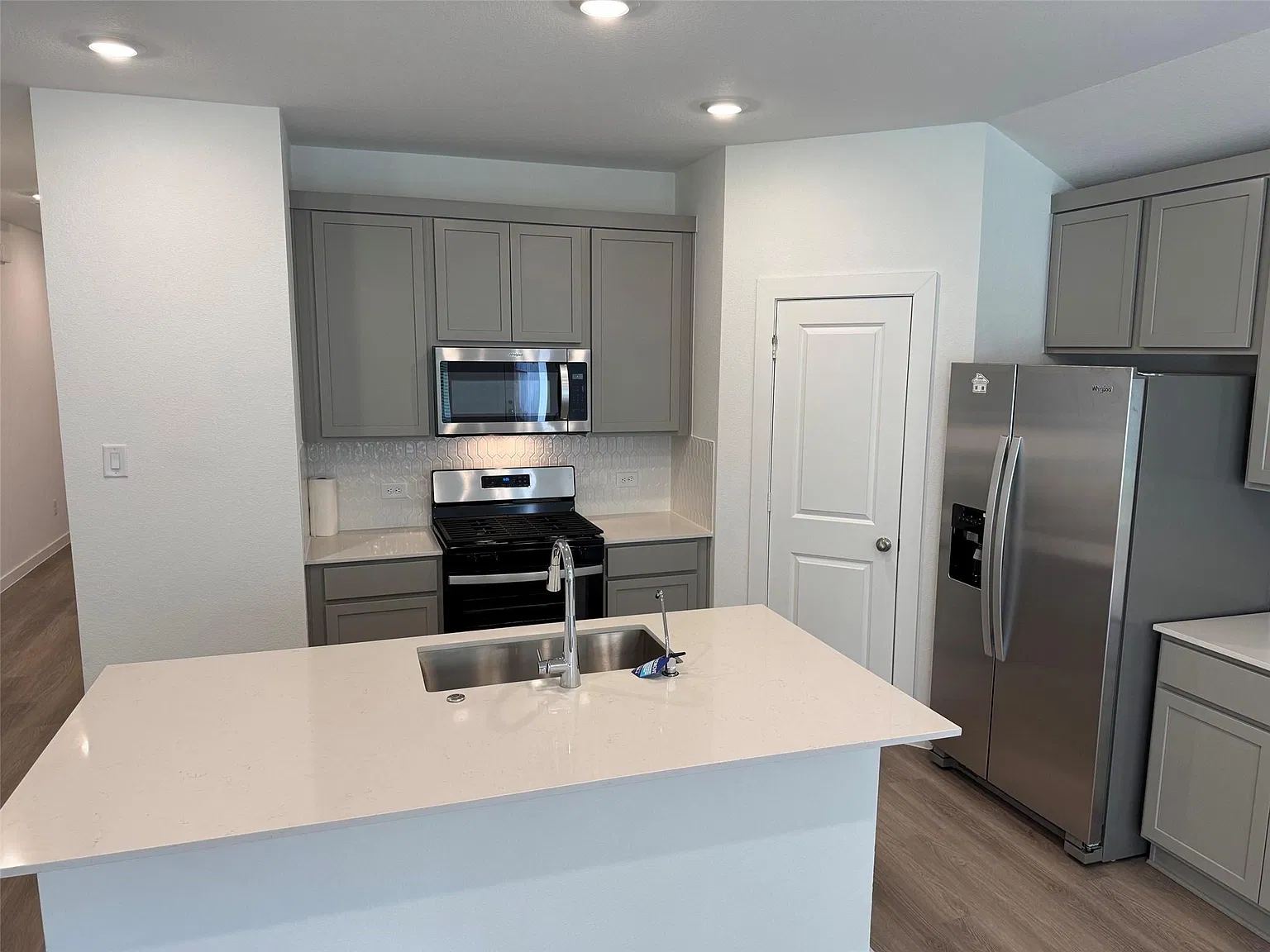 4 bed, 2.0 bath, 1832 sqft, $2,300 — Photo 3