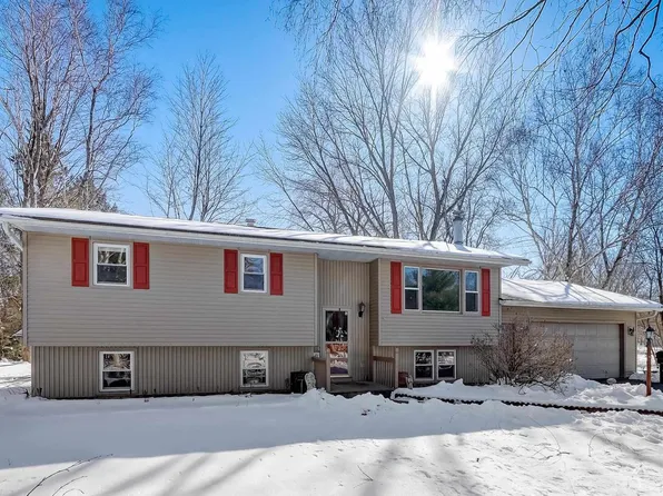 E11843 Longwood Dr, Prairie Du Sac, WI 53578