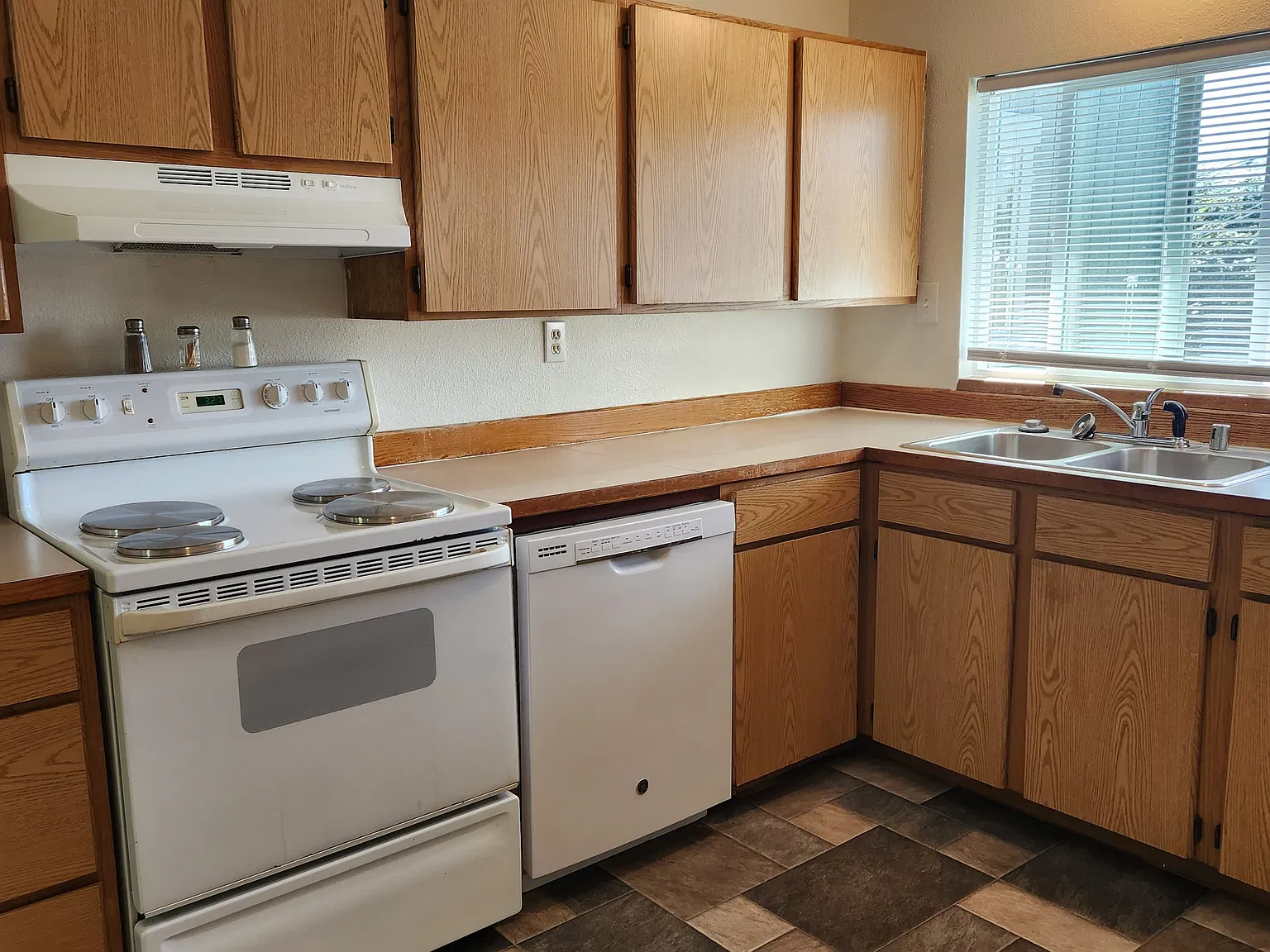 2 bed, 900 sqft, $1,575 — Photo 1