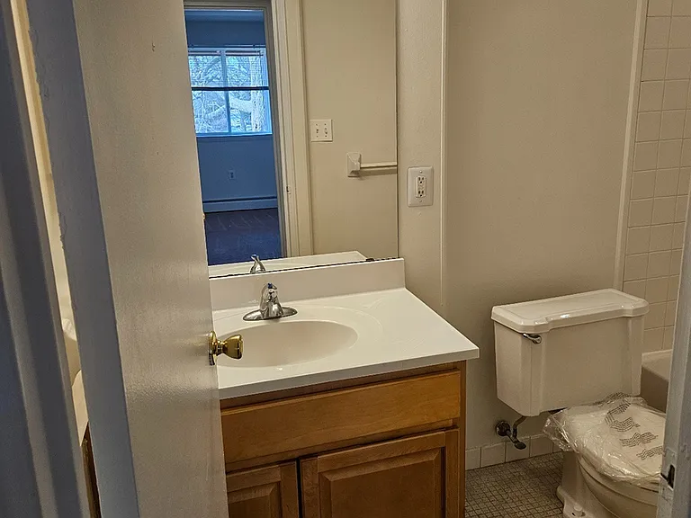 Lake Club Apartments — Photo 37