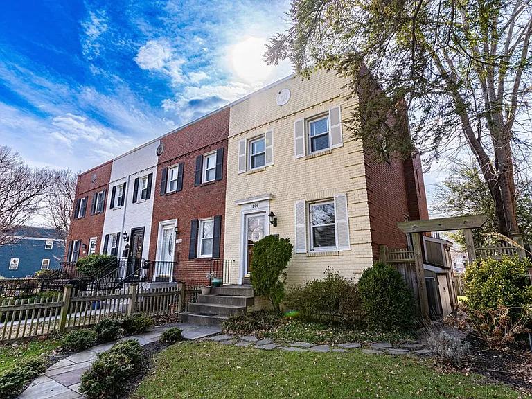 1206 Colonial Ave — Photo 2
