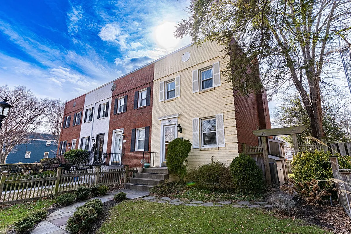 Building Photo - 1206 Colonial Ave