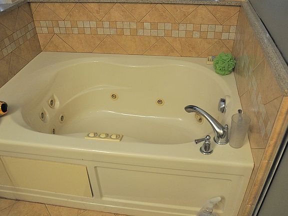 Jetted bathtub