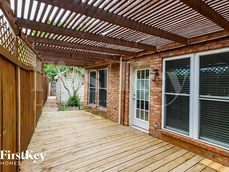 1105 Carrington Ct — Photo 14