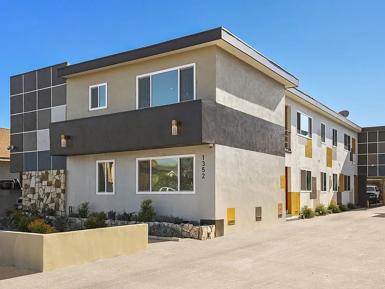 1352 W 36th Street apartments — Photo 48
