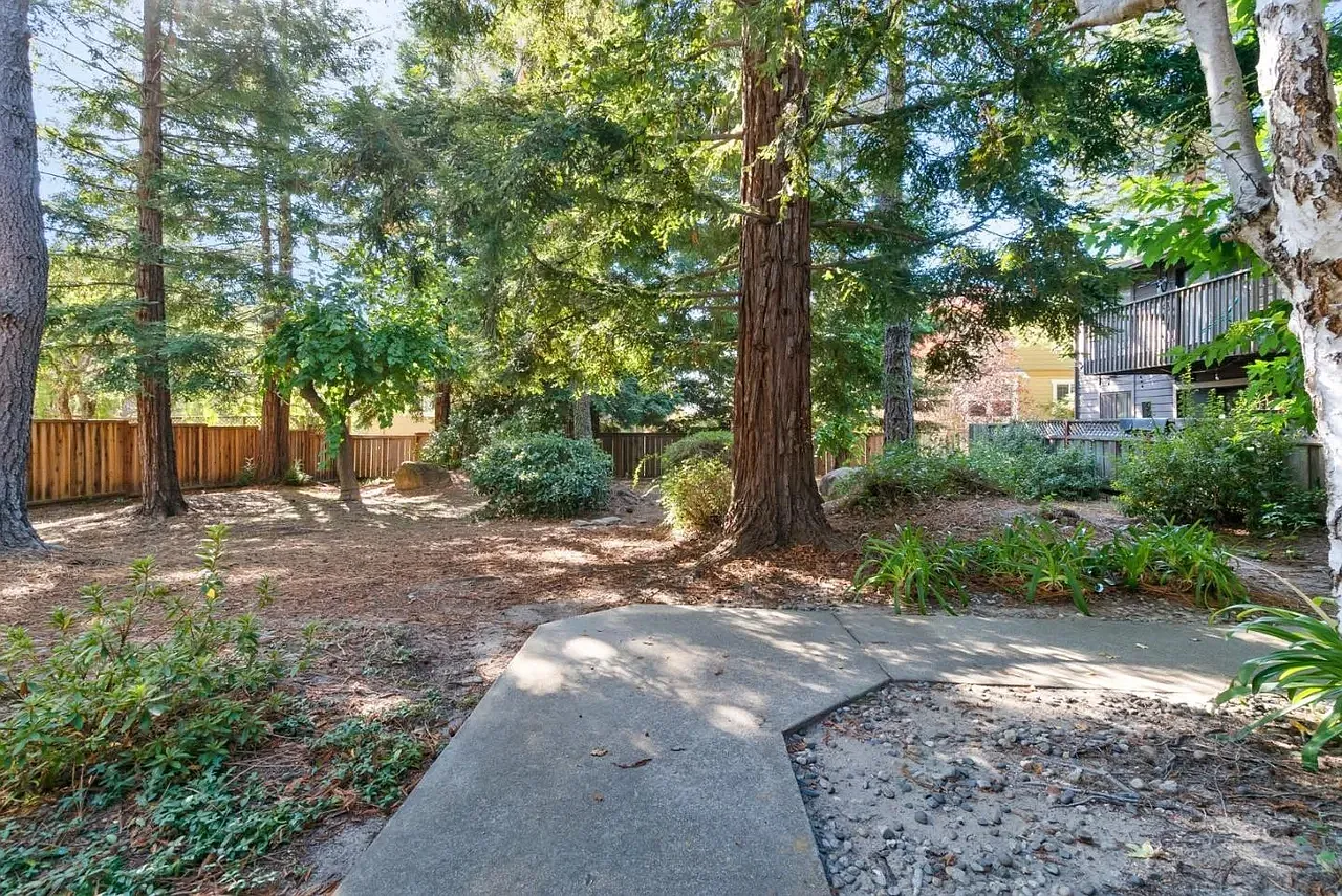 2 bed, 1012 sqft, $2,650 — Photo 2