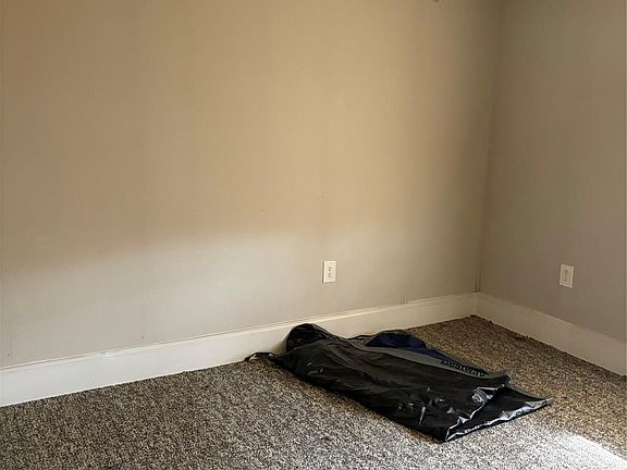 4th image of 132 E Lacy St