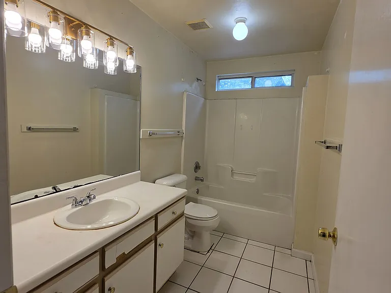 925 Dent St — Photo 5