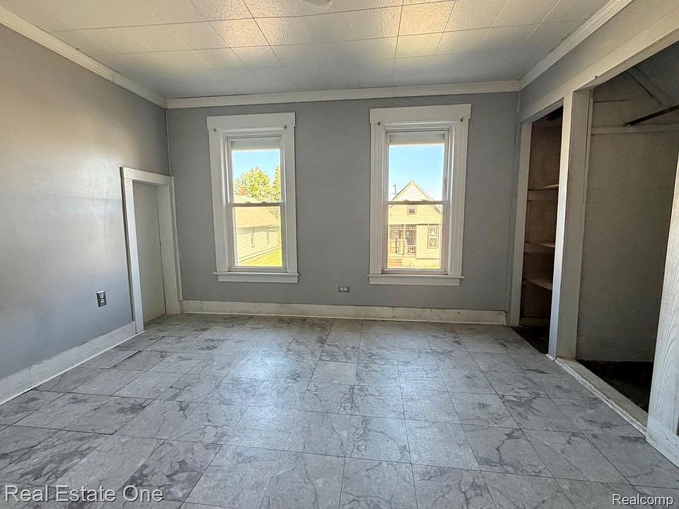 56 E Henry St, photo 8