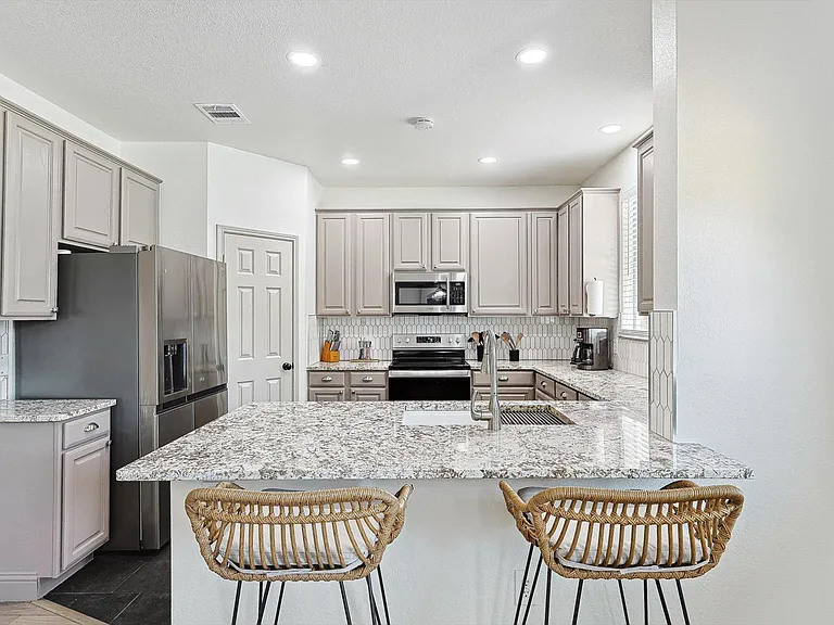 1049 Pullman Dr — Photo 16