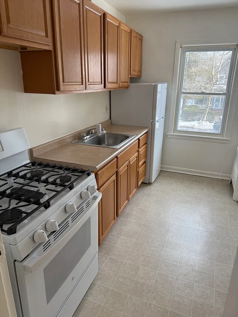 Building Photo - 14 Redcliffe Ave #1A