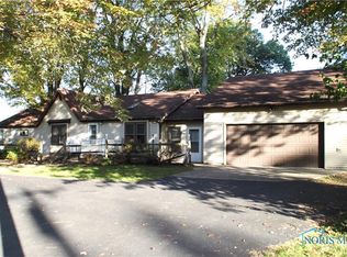 16428 W Poe Rd, Bowling Green, OH 43402