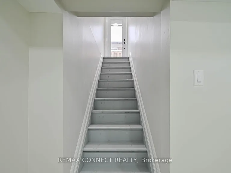 55 Taysham Cres #B — Photo 3