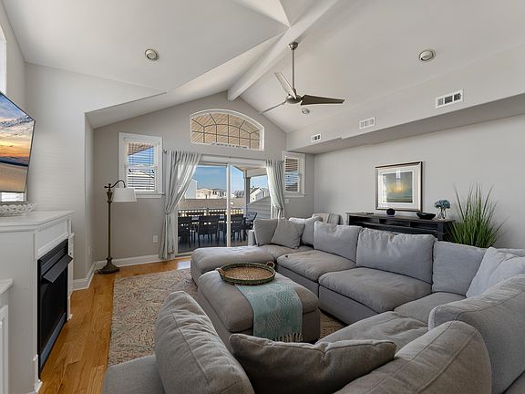 4th image of 32 47th St #W