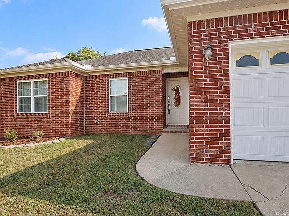 2nd image of 17 Applewood Cir