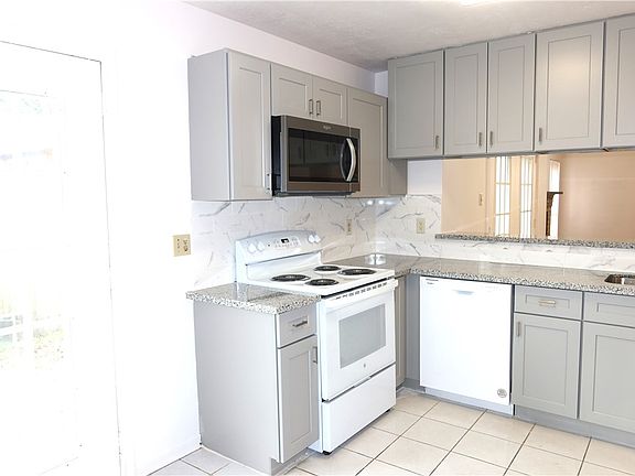 3rd image of 813 Camellia Ct