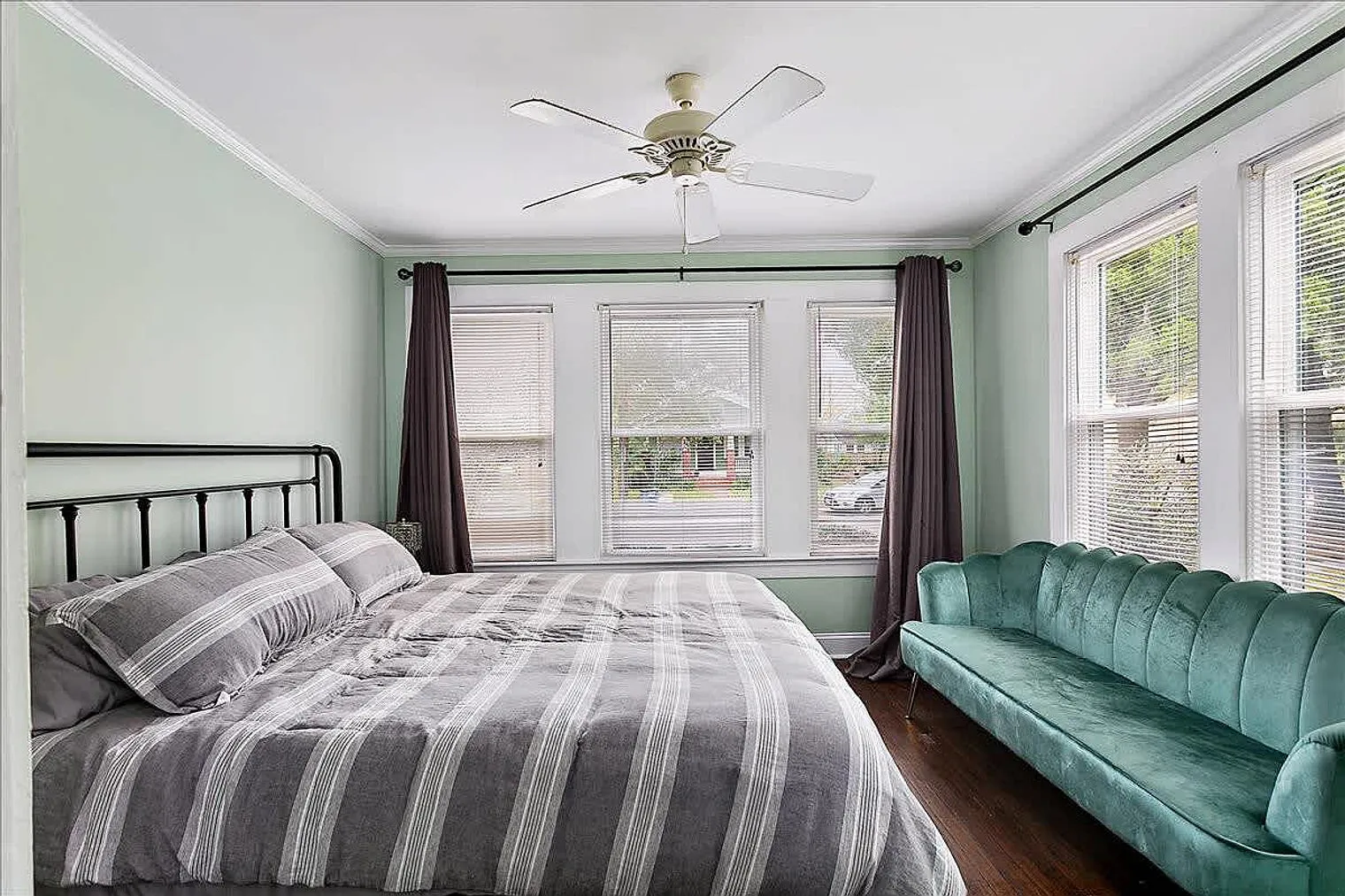 3 bed, 2.0 bath, 1194 sqft, $4,617 — Photo 4
