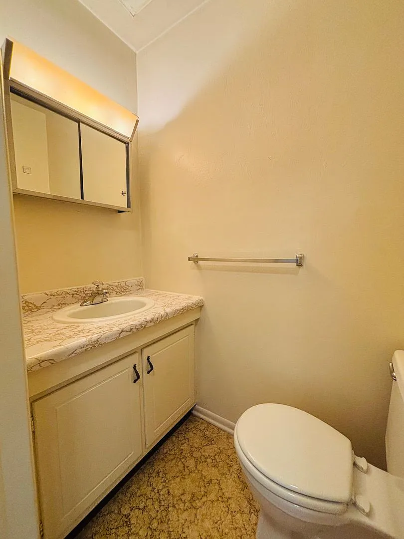 2 Bedroom, 1.5 Bath Townhouse — Photo 3