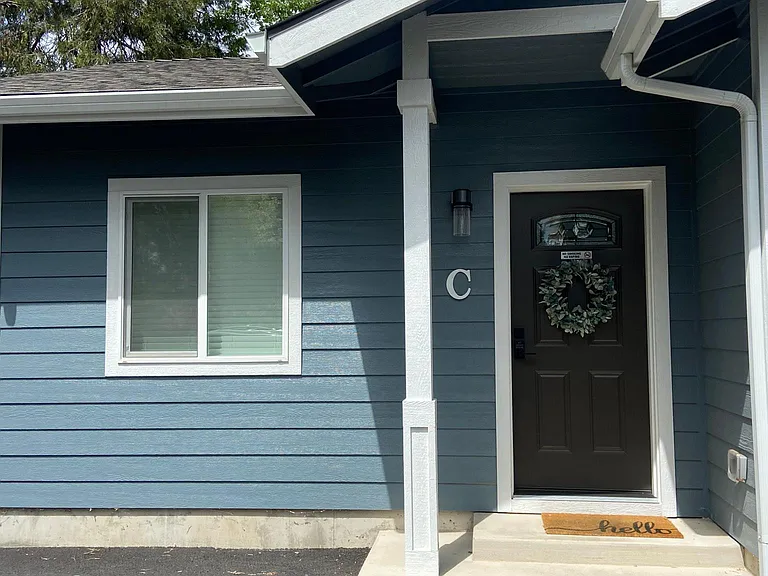 1426 SE Rogue Dr #C — Photo 1