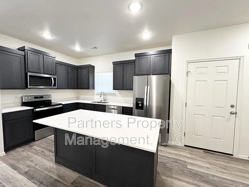 4 bed, 4.5 bath, 2000 sqft, $2,095 — Photo 2