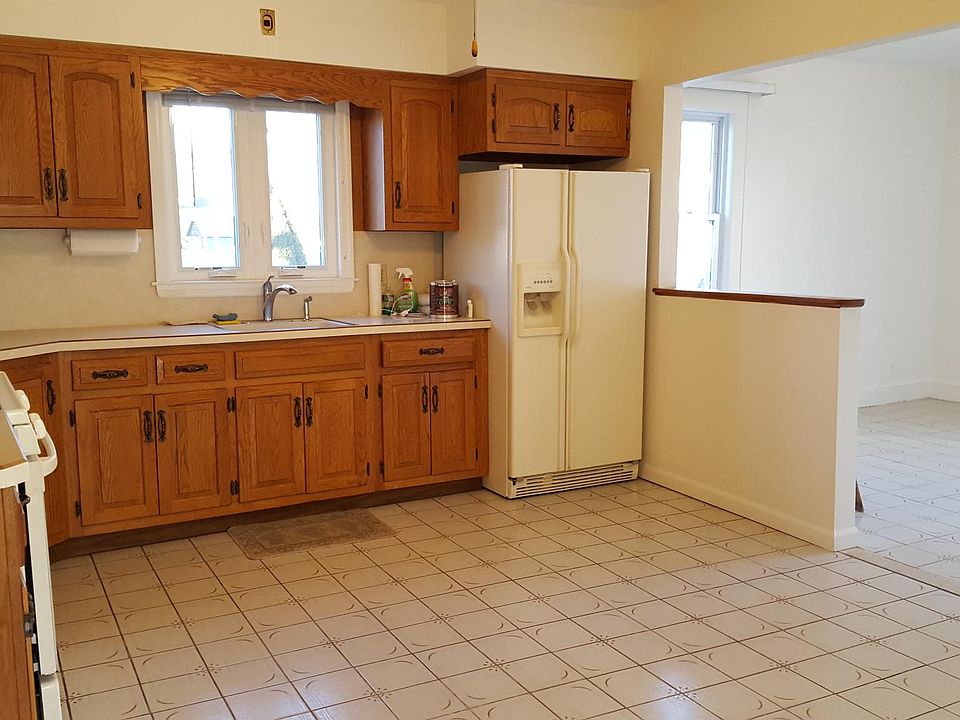 Large eat-in kitchen (15' x 15')