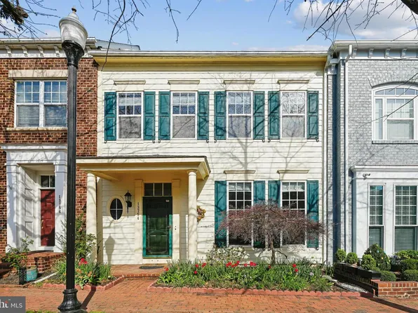 13754 Fleet St, Woodbridge, VA 22191