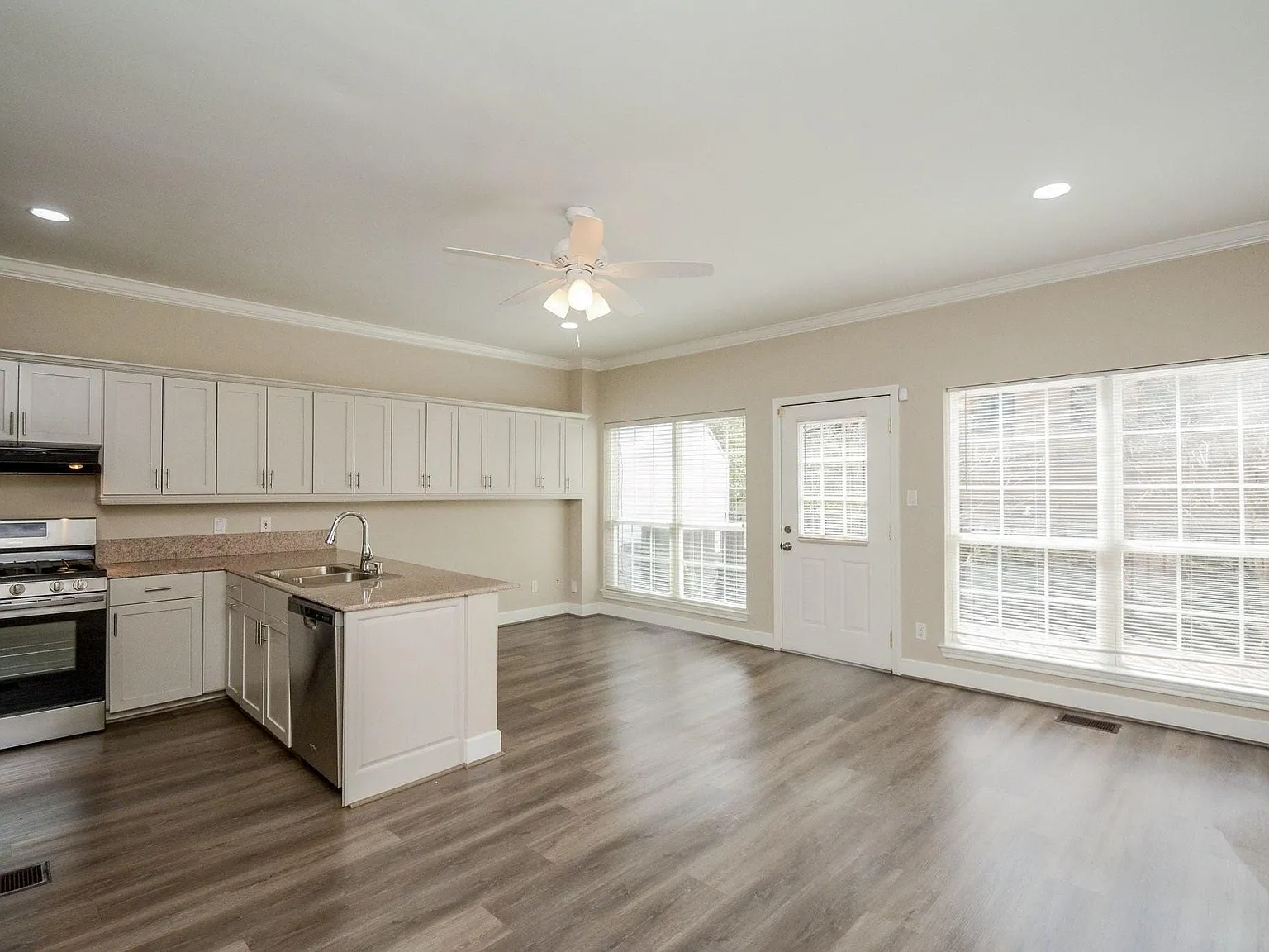 3 bed, 3.5 bath, 2140 sqft, $3,200 — Photo 2