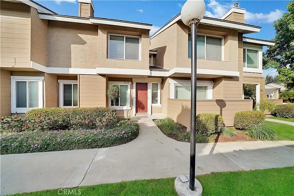 3 bed, 2.5 bath, 1325 sqft, $4,150 — Photo 2