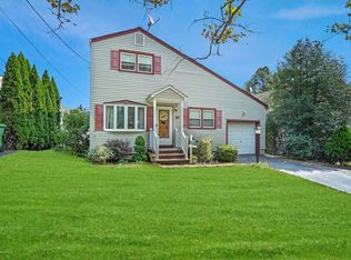 10 Iroquois Dr, Parlin, NJ 08859