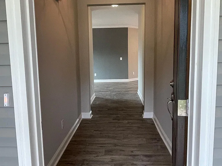 181 Hanover Ct — Photo 2