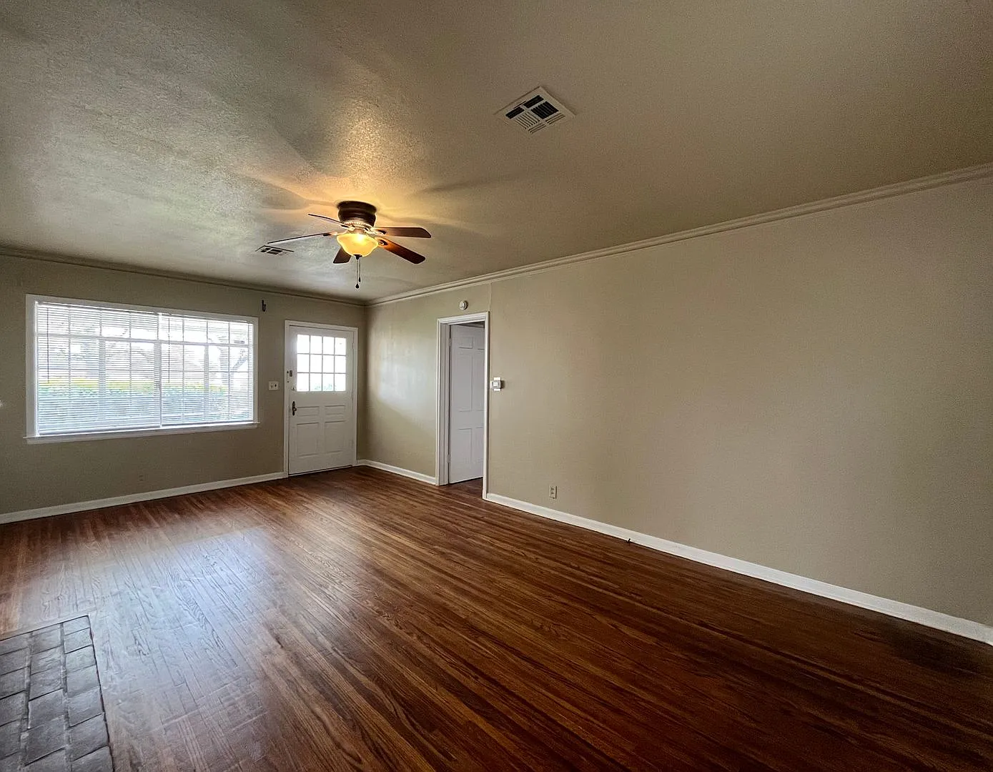 Midtown 2 Bedroom 1 Full Bath! — Photo 4
