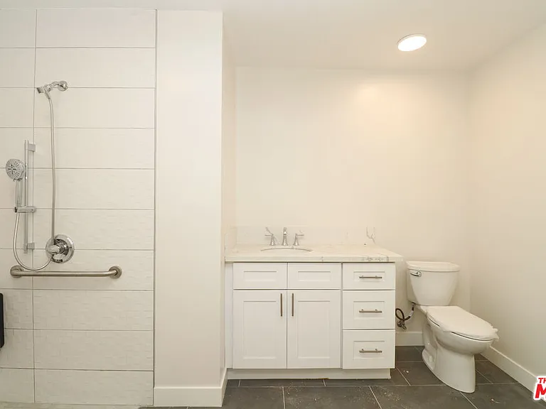 2739 S Budlong Ave — Photo 26