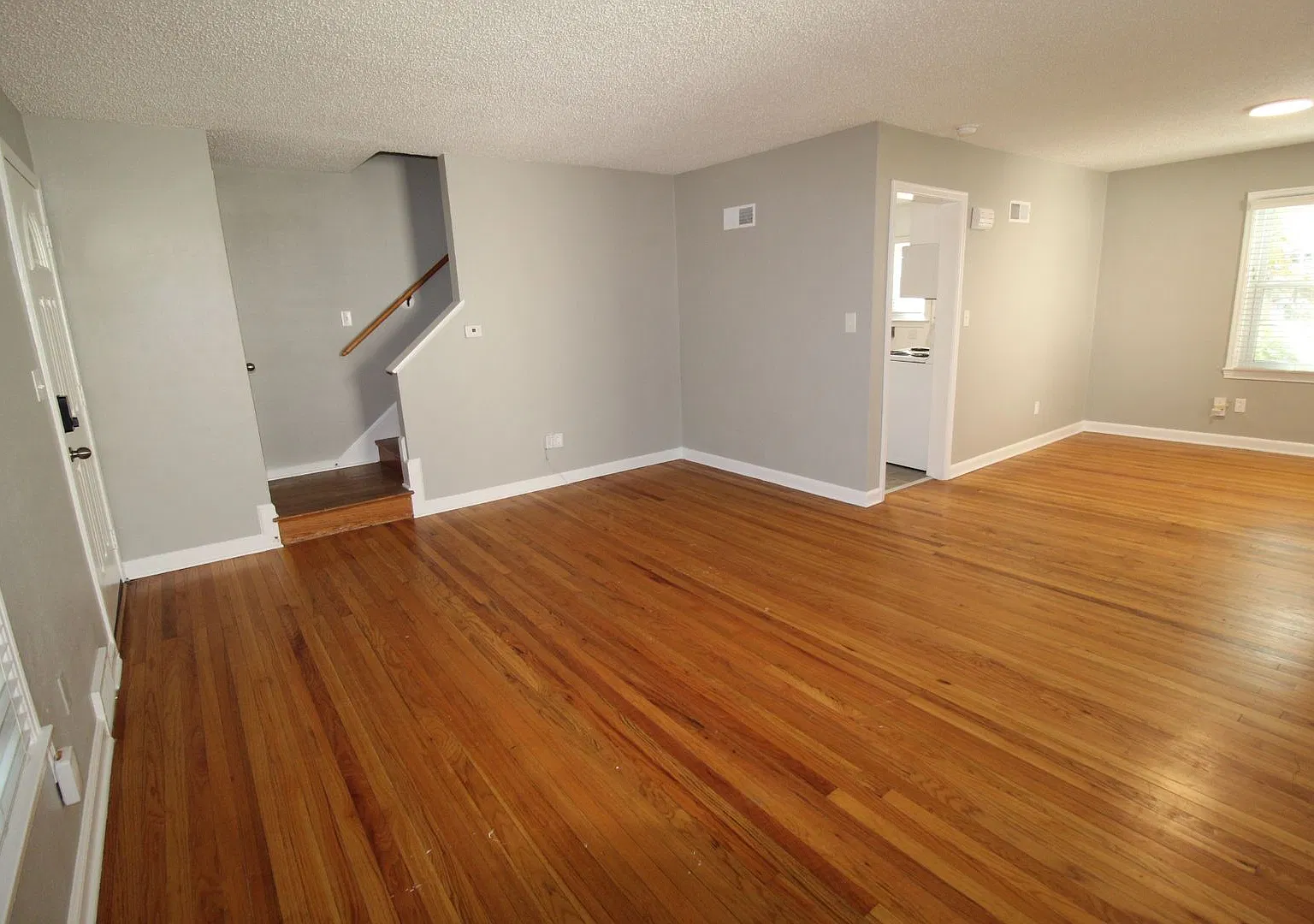 October FREE On This 2 Bedroom 1 Bath Duplex In The Waldo Area — Photo 3