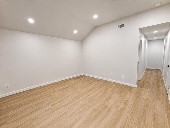 3rd image of 680 N Pine St