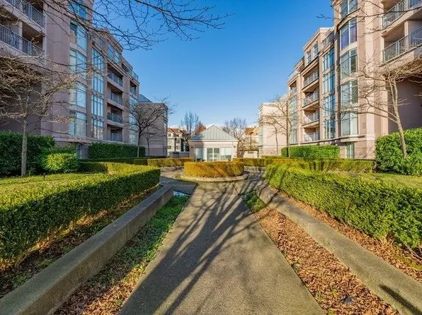 2468 Broadway E #203, Vancouver, BC V6K 2E7