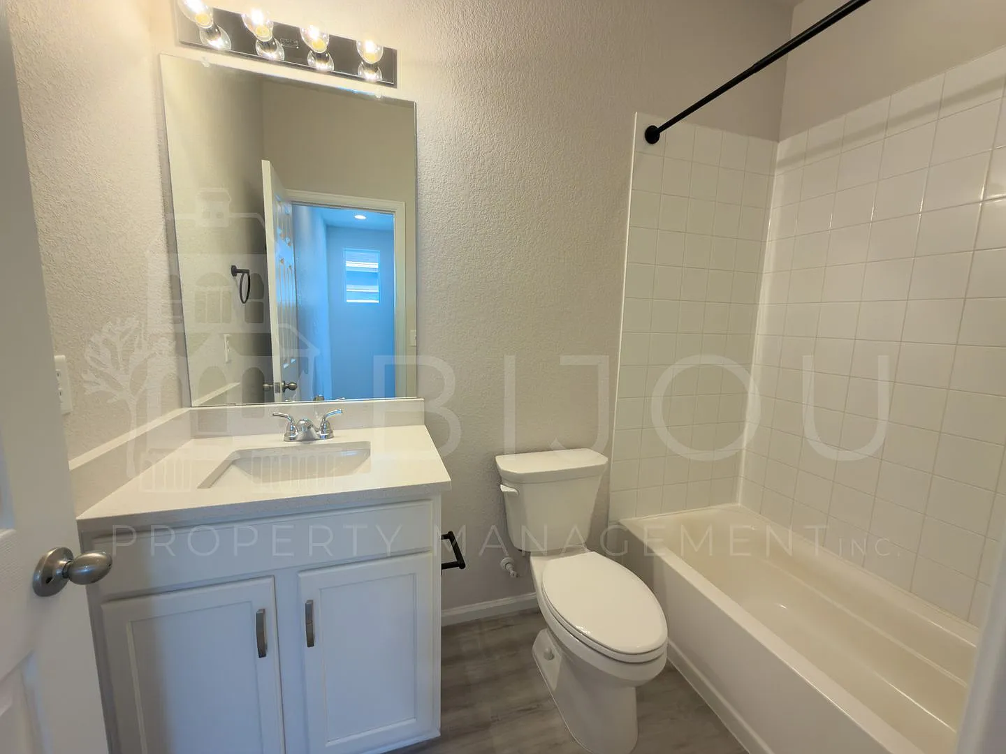 Beautiful Townhome located near Constitution Ave! — Photo 3