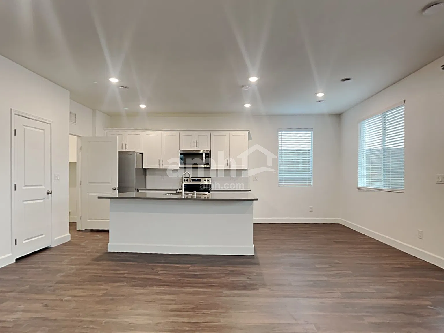 4 bed, 2.5 bath, 2209 sqft, $2,465 — Photo 4