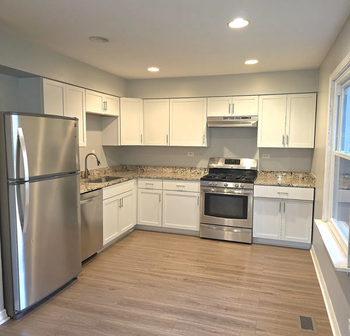 3 bed, 1300 sqft, $3,100 — Photo 2